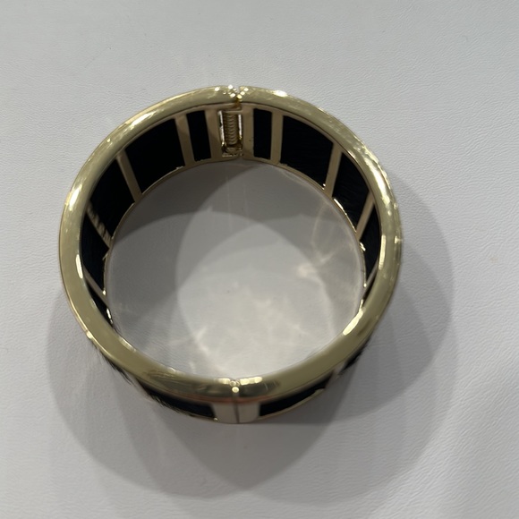 Banana Republic Black and Gold bracelet - Picture 3 of 3